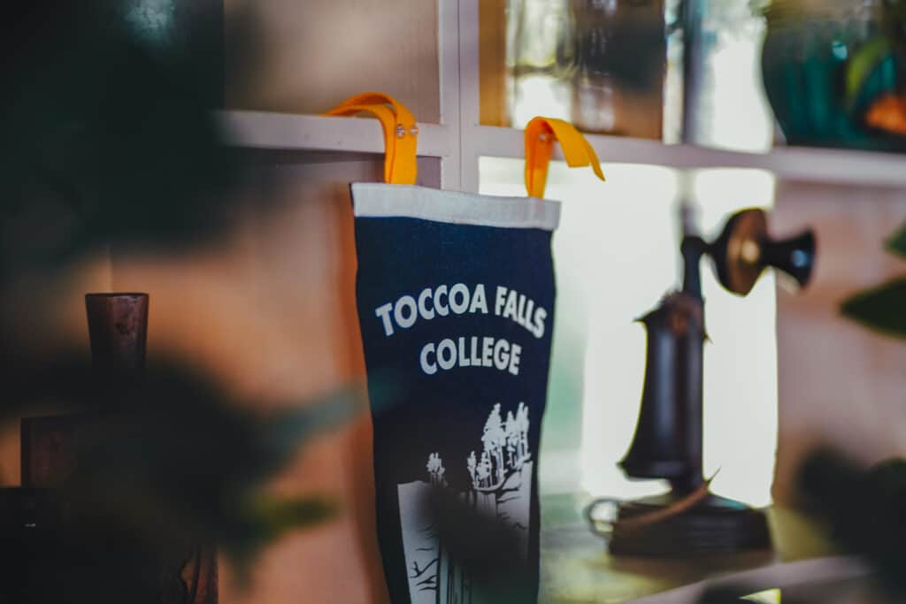 toccoa falls flag